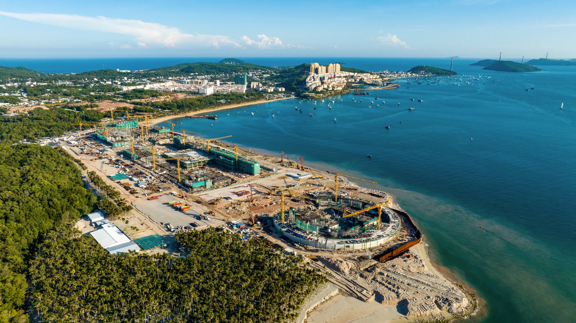 Đại công trình đón APEC ở Phú Quốc tăng tốc quyết liệt, cấp bách xử lý tình trạng thiếu vật liệu xây dựng - Ảnh 1