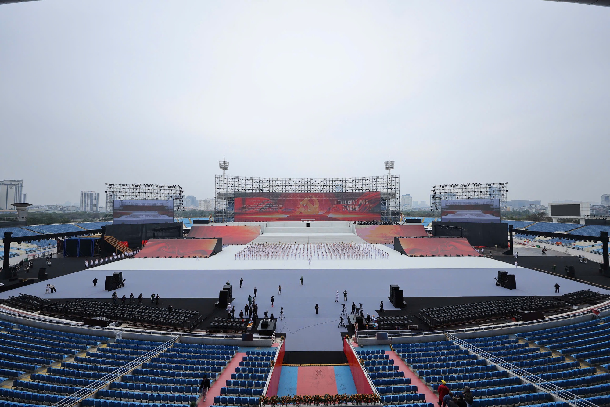 Nóng nhất Hà Nội hôm nay: Sun Group chuẩn bị 950 giàn phun, 4.400 ống pháo hỏa thuật cùng 4.600 pháo hoa nổ tầm cao, sẵn sàng cho “concert pháo hoa quốc gia” - Ảnh 3