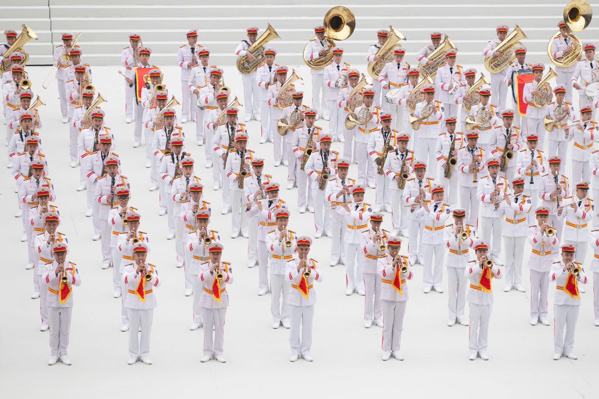 Nóng nhất Hà Nội hôm nay: Sun Group chuẩn bị 950 giàn phun, 4.400 ống pháo hỏa thuật cùng 4.600 pháo hoa nổ tầm cao, sẵn sàng cho “concert pháo hoa quốc gia” - Ảnh 7