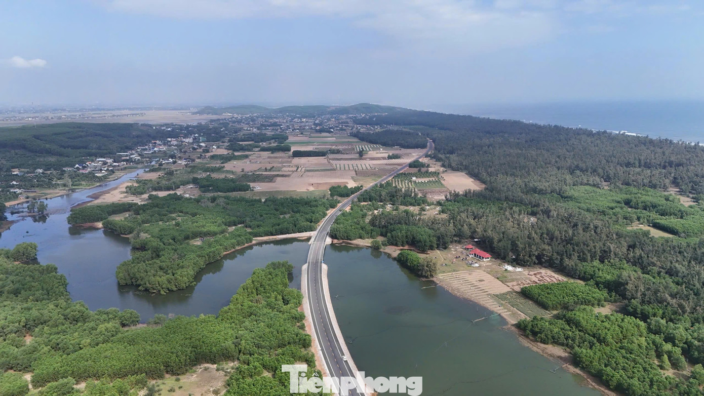 Ngắm cung đường ven biển băng qua rừng dương, cồn cát đẹp bậc nhất Quảng Ngãi - Ảnh 2