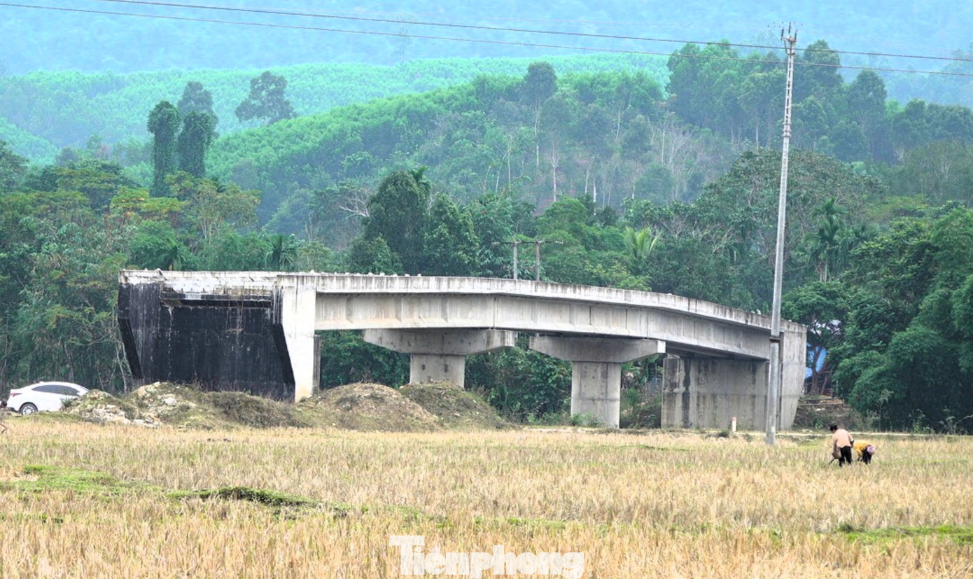 Cầu tiền tỷ xây xong rồi bỏ hoang - Ảnh 1