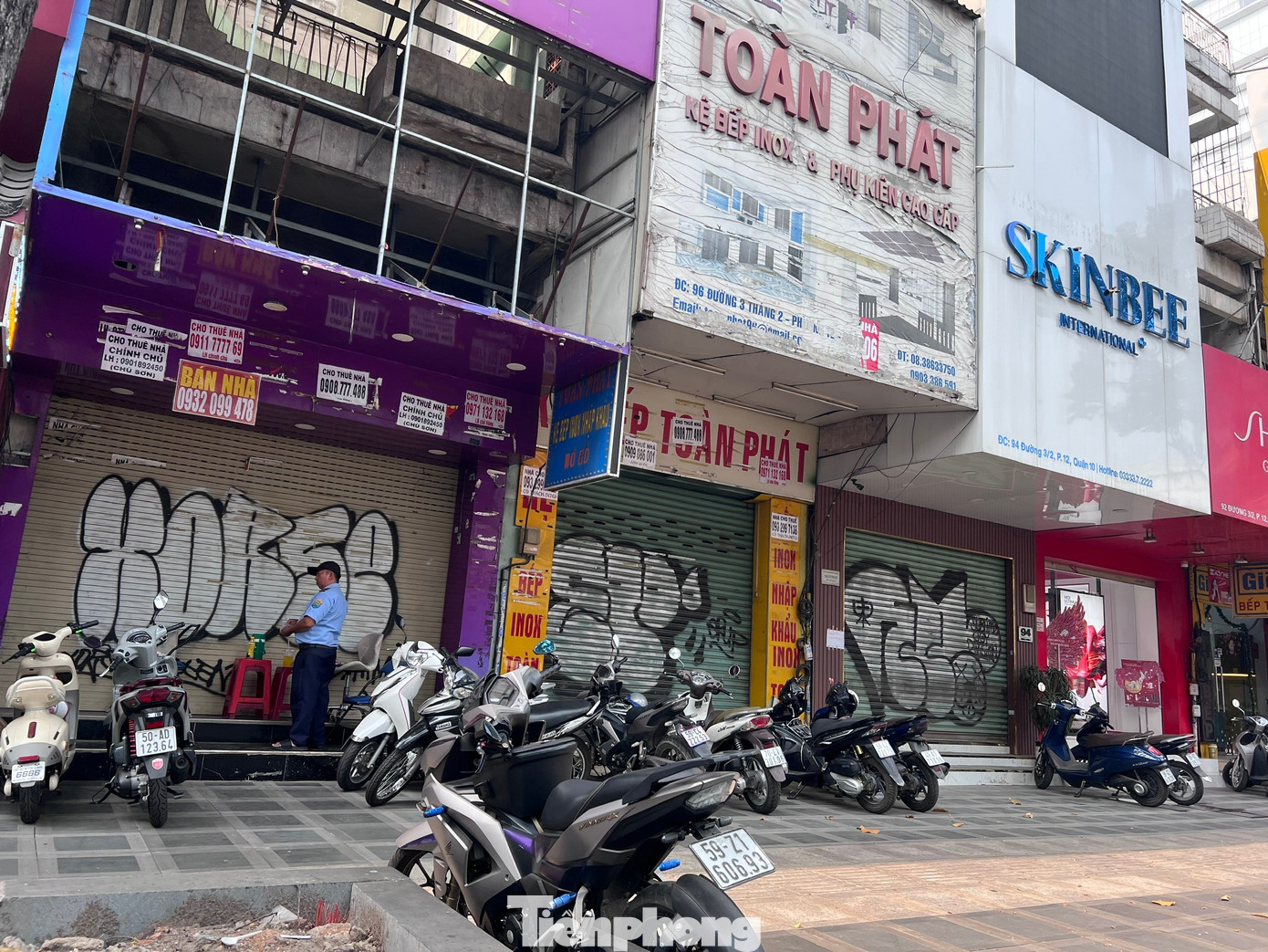 Cận Tết, mặt bằng đồng loạt treo biển cho thuê - Ảnh 1