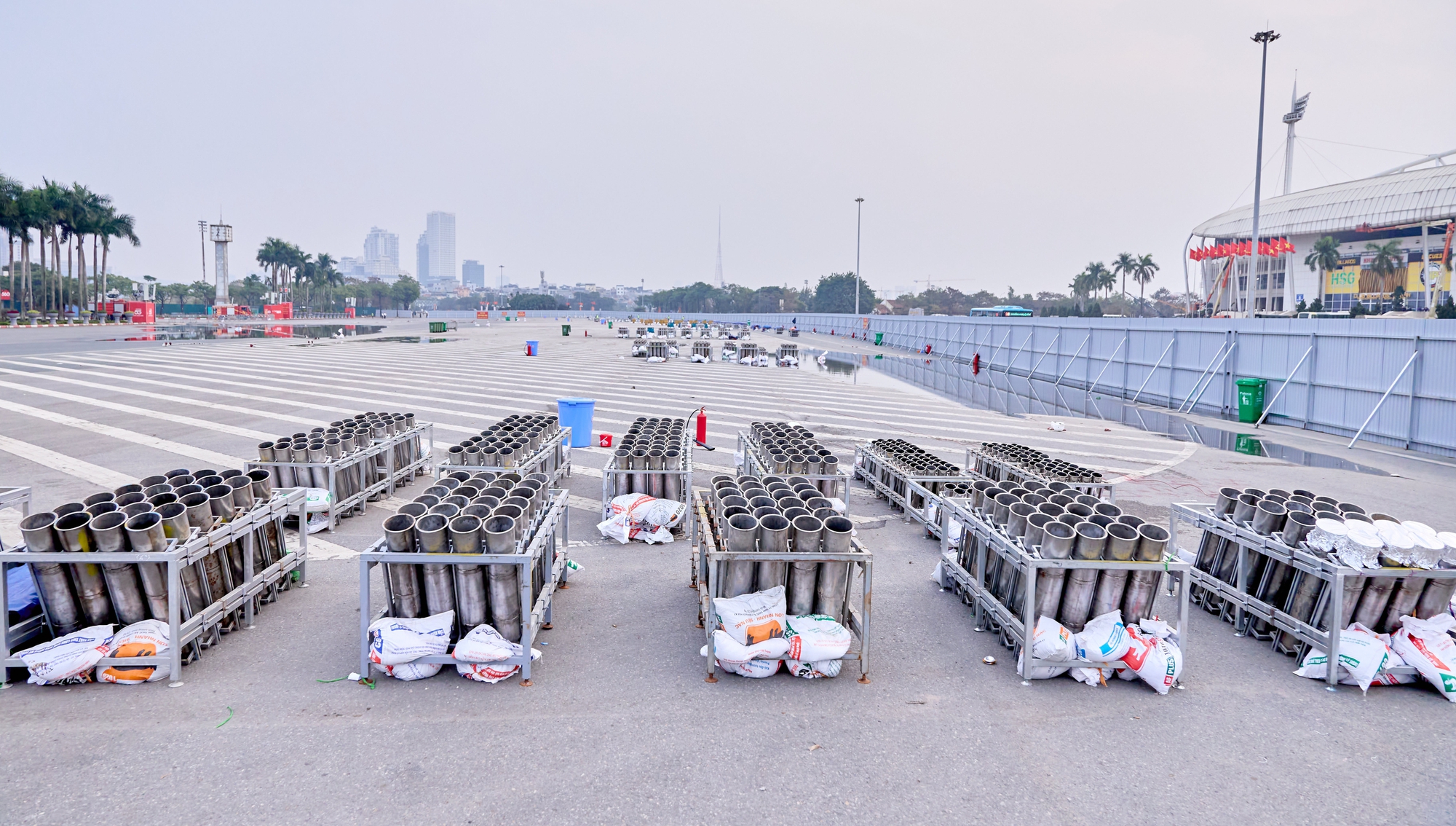 Nóng nhất Hà Nội hôm nay: Sun Group chuẩn bị 950 giàn phun, 4.400 ống pháo hỏa thuật cùng 4.600 pháo hoa nổ tầm cao, sẵn sàng cho “concert pháo hoa quốc gia” - Ảnh 2