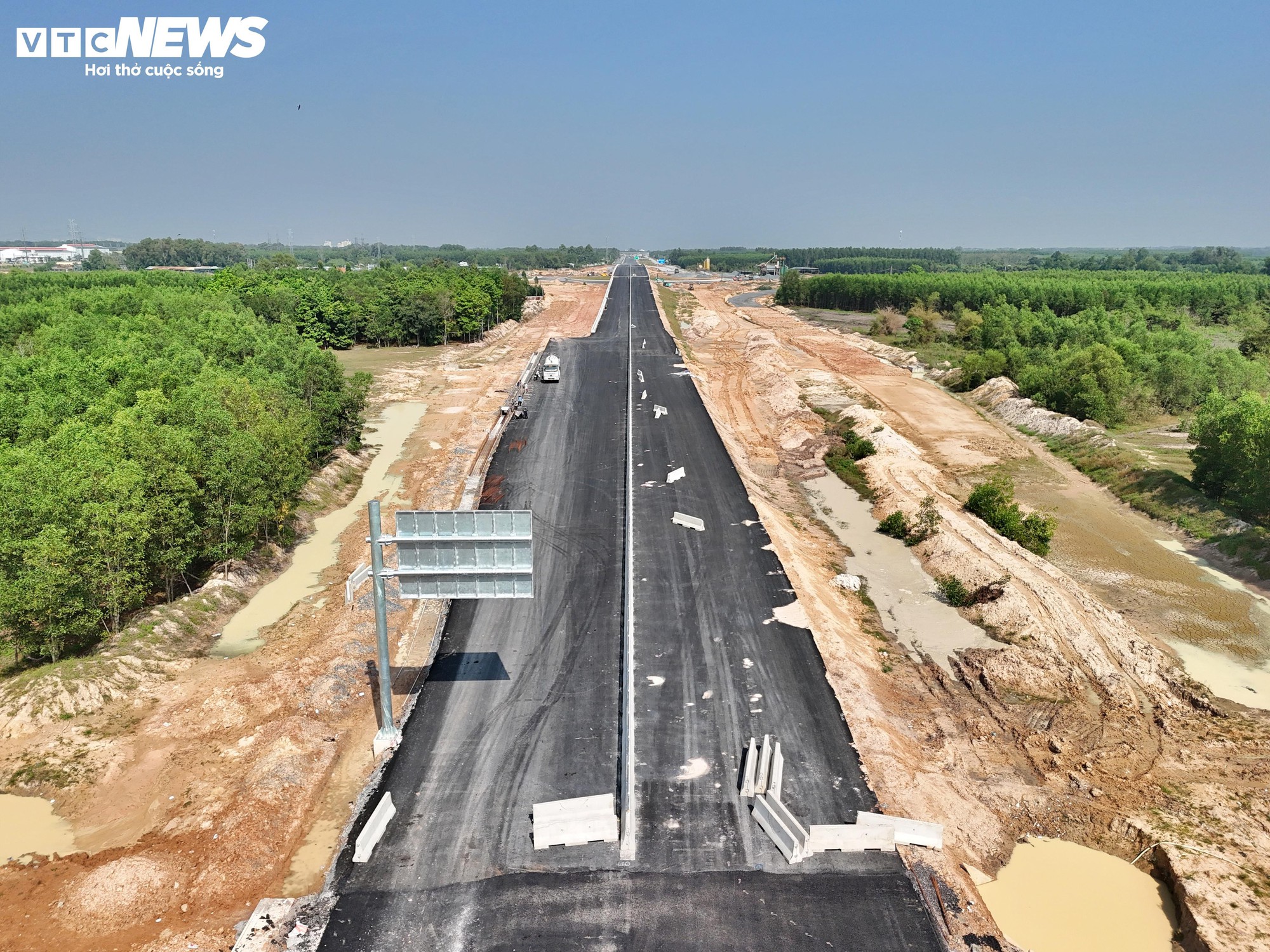 Cận cảnh đường Vành đai 3 đoạn qua Đồng Nai tăng tốc về đích - Ảnh 4