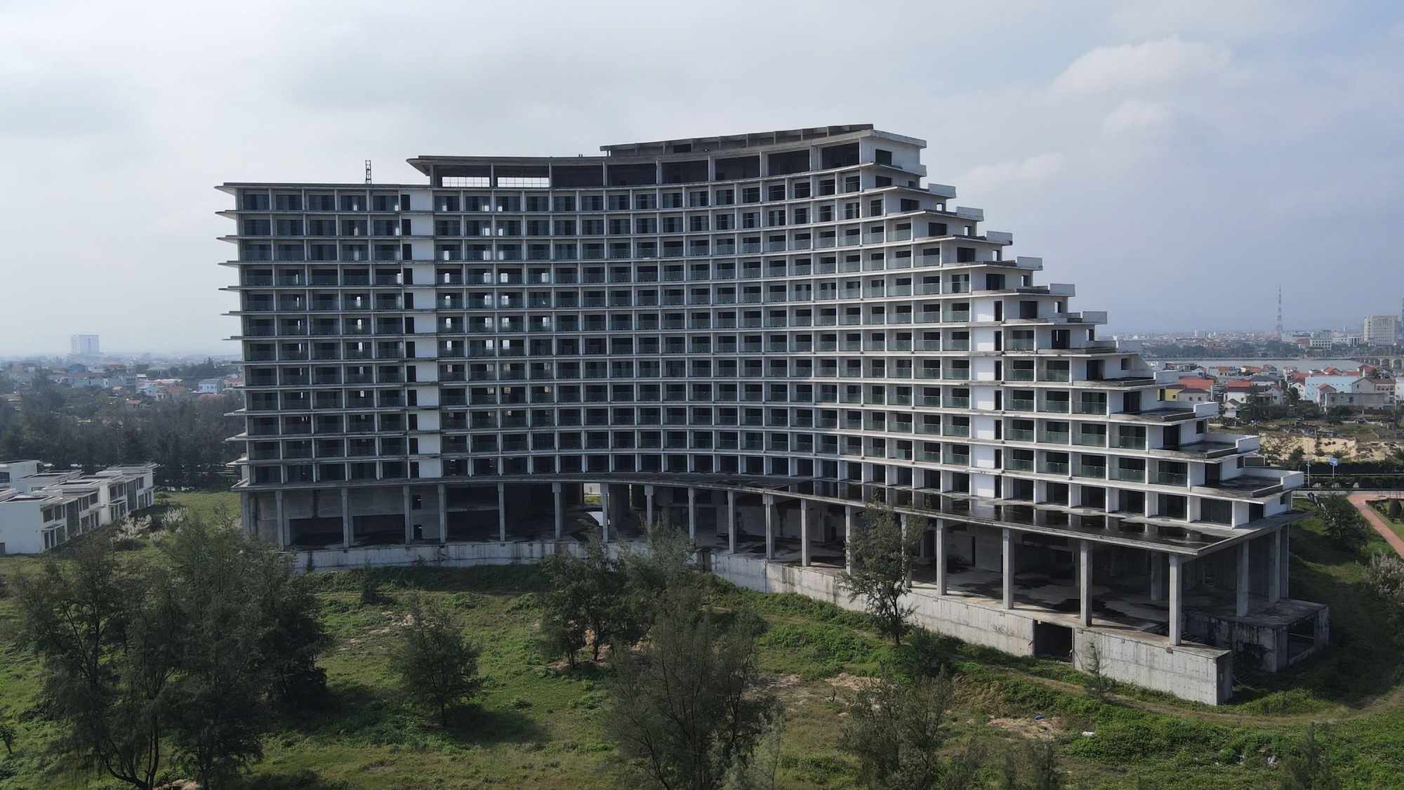 Cận cảnh 2 khách sạn 5 sao dang dở trên đất vàng ven biển Đồng Hới - Ảnh 8