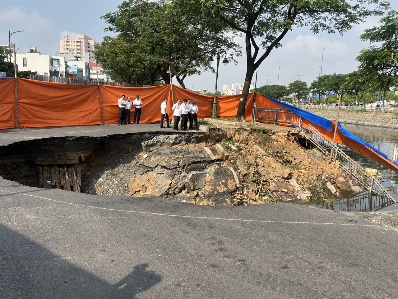 Sự cố sụp mặt đường Ba Đình: Lãnh đạo TPHCM yêu cầu xử lý trước Tết - Ảnh 2