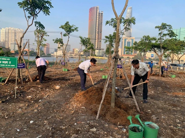 TP.HCM ra quân trồng 200 cây xanh dọc sông Sài Gòn - Ảnh 1