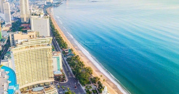 Bán khách sạn 4 sao view biển Nha Trang, 298m2, 20 tầng, 100 phòng, doanh thu 40tỷ/năm. 195 tỷ