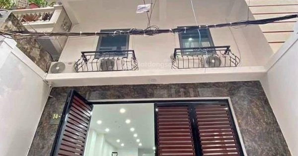 Cho thuê nhà nguyên căn tại Đội Cấn, DT 120m2 x 6T, ô tô đỗ cửa. Giá cho thuê 28 triệu/tháng