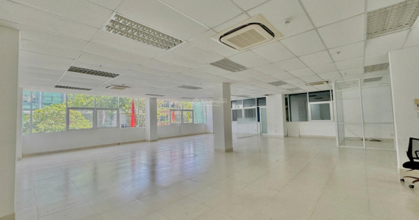 Còn trống 1 phòng duy nhất, 182m2, 240.000đ/m2/th. LH: 0935 999 *** Office Danang