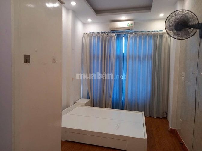 Cho thuê căn hộ studio 30m2, tầng 2, phố Văn Cao, ô tô đỗ cửa