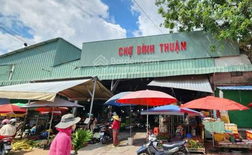 Bán đất đang cho thuê 30 triệu Giá 2ty DT 300m2 MT chợ Bình Thuận KDC Thuận Giao Thuận An