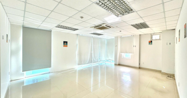 Cho thuê văn phòng 43 m2 8 tr đã VAT. Sẵn rèm cửa. LH: Office Danang 0935 999 ***