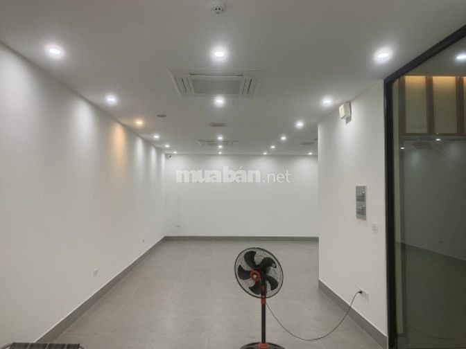 Cho thuê nhà mặt phố Dịch vọng hậu, 70m2, 25 tr