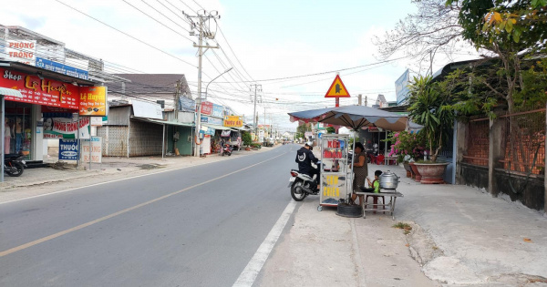 Bán nhà mặt tiền đường Hùng Vương, Long Thọ, Nhơn Trạch, DT: 219m2, 6 tỷ 500. Đang cho thuê 12tr/th