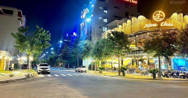 Tôi chính chủ: Bán 180m2, ngang: 8m. Đường 7.5m thông dài. Ngay quần thể du lịch Danang Downtown