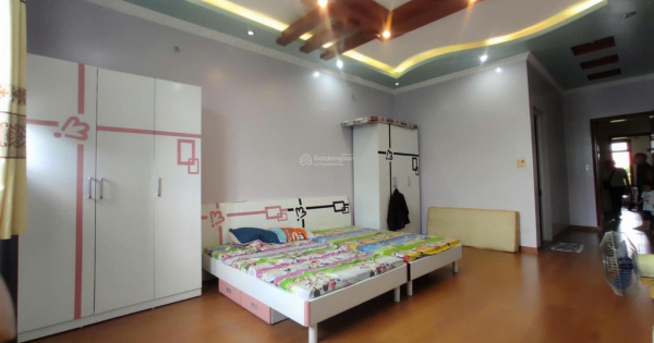 Bán nhà 4 tầng mặt đường Nguyễn Bỉnh Khiêm. Diện tích: 140m2. Giá: 9, x tỷ