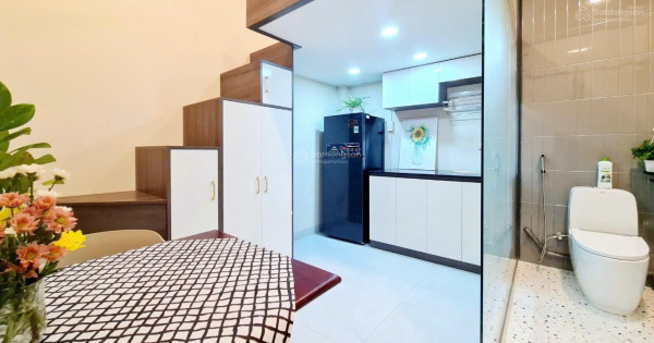 Cho thuê duplex 35m2 view đẹp, full nội thất mới, thang máy, gác cao thoáng, gần ngã sáu cộng hoà.