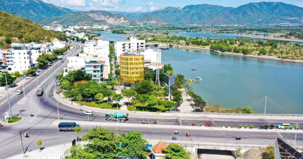 Bán khách sạn 2 mặt tiền có thang máy giá 14,5 tỷ. View công viên + Sông Biển tại Hòn Rớ Nha Trang