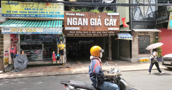 Nhà mặt tiền Trần Nhật Duật, Phường Phước Hoà, Nha Trang. DT gần 95m2. Ngang hơn 4m. Giá 140tr/m2