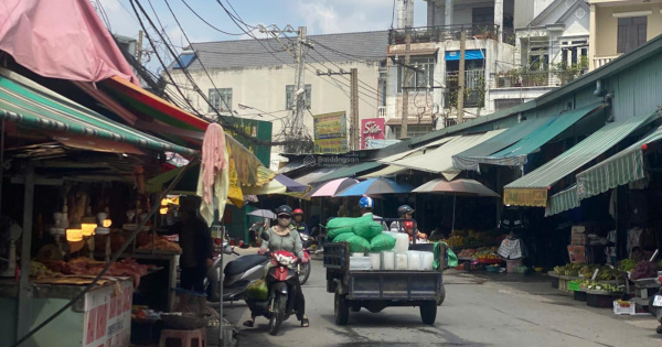 Cần tiền buôn bán nên mình muốn bán bớt căn nhà 2 lầu trong chợ Quang Vinh, TP Tân Uyên giá 4,6 tỷ