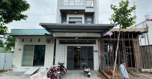 Bán nhà 2 lầu đường D4 Hồng Loan sổ hồng hoàn công DT 5x16m - giá 4.6 tỷ