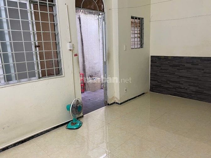 Cho thuê phòng tầng trệt (20m2) có giếng trời thoáng, toilet riêng 3tr