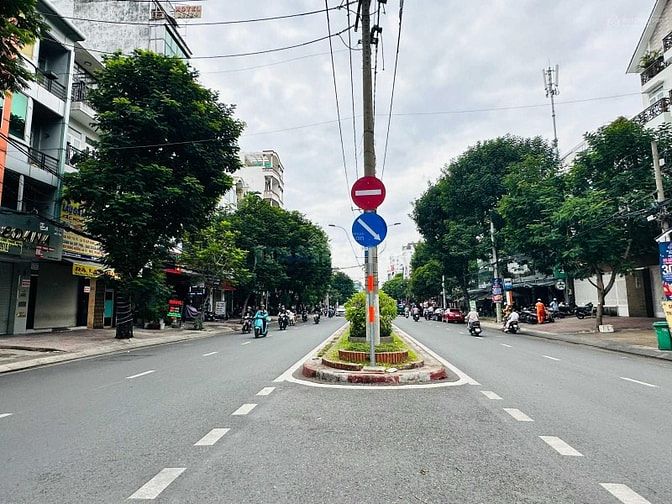 cho thuê nhà nguyên căn 133-135 BÀU CÁT ĐÔI, DT: 8X18m, 4 tấm.