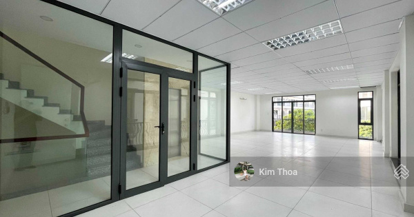 Trệt + Lầu 1 (200m2) ở KĐT Vạn Phúc, thoáng mát, có PCCC, hầm xe có bảo vệ, xuất VAT. Giá chỉ 25 tr