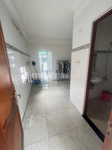 Cho thuê nguyên lầu 2 mới. Dt:4,5x20 2 phòng ngủ 2wc 1 phòng khách, sâ