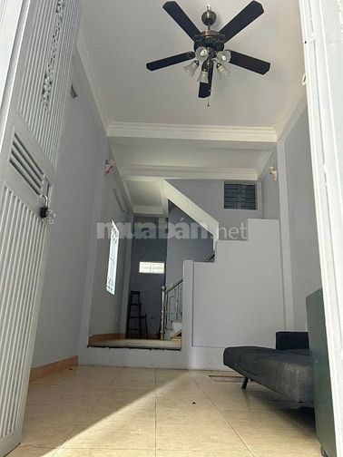 Cho thuê nhà 30m2, 2,5 tầng tại Ngọc Thụy, Long Biên, 2 phòng ngủ