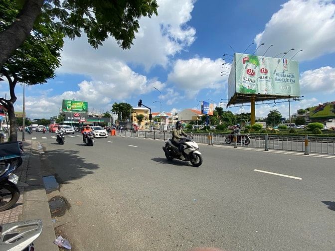 CHO THUÊ TÒA NHÀ VĂN PHÒNG/MẶT BẰNG KINH DOANH, VỊ TRÍ SIÊU ĐẸP, NGUYỄ